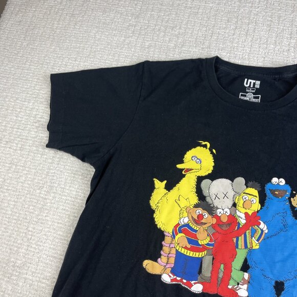 Kaws x Uniqlo Sesame Street Men’s T-shirt Black Elmo Bert Ernie Size L Read* - Picture 3 of 16